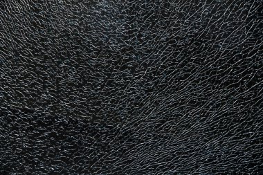 Kırık cam kırıkları siyah arkaplan ve soyut doku üzerine hasar görmüş pencere.