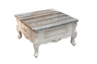 Lüks süslemeleri ve beyaz arka planda izole edilmiş mermer yüzeyi olan klasik beyaz kahve masası. Fransız lüksü, zengin, karmaşık yapı. Viktorya dönemi Kraliyet tarzı