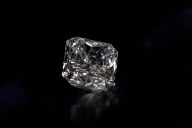 Siyah zemin üzerinde yansıması olan göz kamaştırıcı doğal elmas. Gerçek makro fotoğraf.