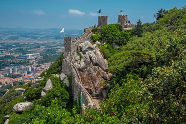 Portekiz, Sintra 'daki Moors Kalesi ve Pena Sarayı tepenin üzerindeki yeşil ormanlarla çevrili.