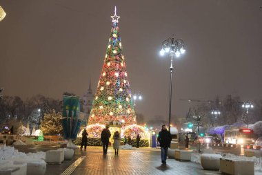 Şehir, Almaty 'de yeni yılın onuruna dekore edilmiştir. 27 Aralık 2021