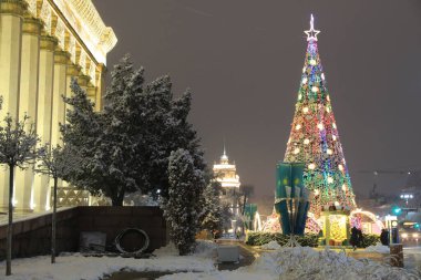 Şehir, Almaty 'de yeni yılın onuruna dekore edilmiştir. 27 Aralık 2021