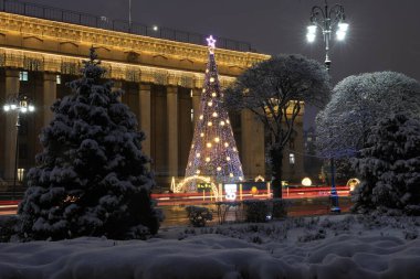 Şehir, Almaty 'de yeni yılın onuruna dekore edilmiştir. 27 Aralık 2021