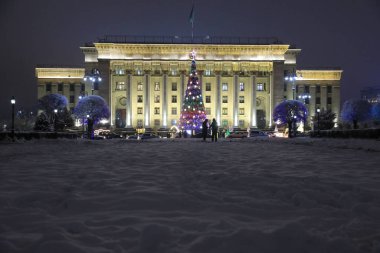 Şehir, Almaty 'de yeni yılın onuruna dekore edilmiştir. 27 Aralık 2021
