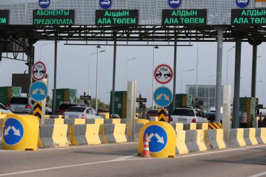 Almaty 'deki bir paralı yolda kontrol noktası. On yedi. Ağustos. 2021. 