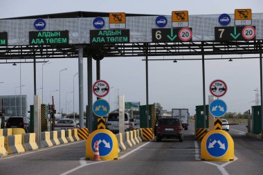 Almaty 'deki bir paralı yolda kontrol noktası. On yedi. Ağustos. 2021. 