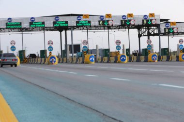 Almaty 'deki bir paralı yolda kontrol noktası. On yedi. Ağustos. 2021. 