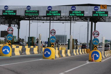 Almaty 'deki bir paralı yolda kontrol noktası. On yedi. Ağustos. 2021. 