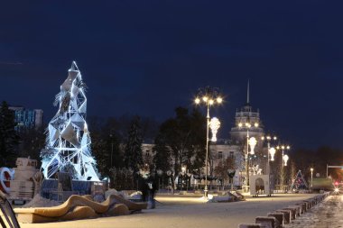 Şehir, Almaty 'de yeni yılın onuruna dekore edilmiştir. 5 Aralık 2017