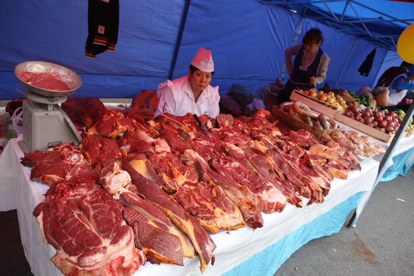 Mensen Kopen Eten Een Voedselbeurs Het Centrum Van Almaty Kazachstan — Stockfoto