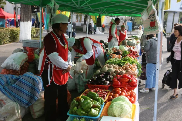 Gente Compra Comida Una Feria Comida Centro Almaty Kazajstán Septiembre —  Fotos de Stock