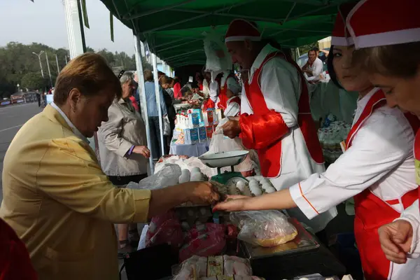 Orang Orang Membeli Makanan Food Fair Pusat Kota Almaty Kazakhstan — Stok Foto