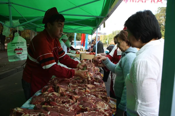 Gente Compra Cibo Una Fiera Alimentare Nel Centro Almaty Kazakistan — Foto Stock