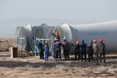 İşçiler, Kazak Samruk-Energo şirketinin Çin 'in PowerChina Corporation işbirliğiyle bir rüzgar çiftliği inşası sırasında elektrikli bir rüzgar jeneratörü kurdular. Kazakistan, 7 Nisan 2022.