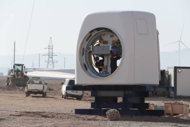 İşçiler, Kazak Samruk-Energo şirketinin Çin 'in PowerChina Corporation işbirliğiyle bir rüzgar çiftliği inşası sırasında elektrikli bir rüzgar jeneratörü kurdular. Kazakistan, 7 Nisan 2022.