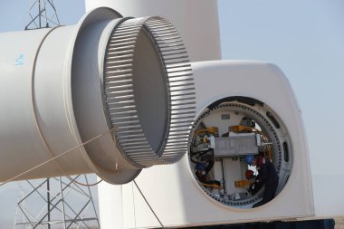 İşçiler, Kazak Samruk-Energo şirketinin Çin 'in PowerChina Corporation işbirliğiyle bir rüzgar çiftliği inşası sırasında elektrikli bir rüzgar jeneratörü kurdular. Kazakistan, 7 Nisan 2022.