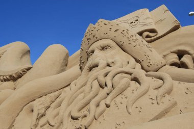 Almaty Sand Heykel Festivali Kum Sanatı (İngilizce: Almaty Sand Sculpture Festival Sand Art), kum fırçalama, kum heykelciliği, kum şişeleri gibi sanatsal bir formda yapılan bir sanat eseridir. 04.15.2016