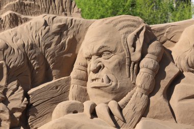 Almaty Sand Heykel Festivali Kum Sanatı (İngilizce: Almaty Sand Sculpture Festival Sand Art), kum fırçalama, kum heykelciliği, kum şişeleri gibi sanatsal bir formda yapılan bir sanat eseridir. 04.15.2016