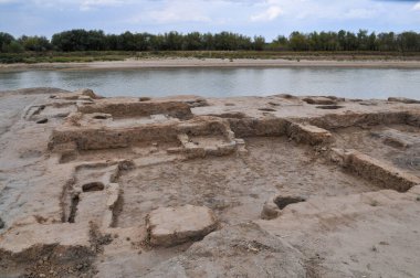 Sarayşyk antik yerleşimi 10-11 yüzyılda Kazakistan 'daki Atyrau kenti yakınlarında Ural Nehri kıyısında kurulmuştur. 17.09.2007