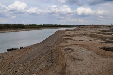 Sarayşyk antik yerleşimi 10-11 yüzyılda Kazakistan 'daki Atyrau kenti yakınlarında Ural Nehri kıyısında kurulmuştur. 17.09.2007