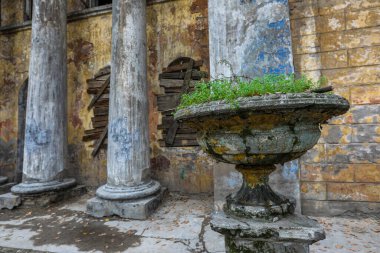 Medic Stadyumu 'nun eski idari binası Almatı' da yıkılan eski bir bina..