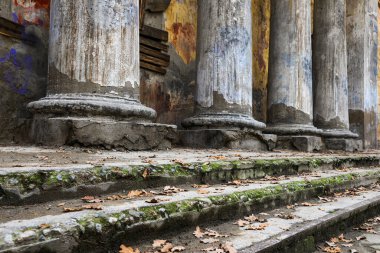 Medic Stadyumu 'nun eski idari binası Almatı' da yıkılan eski bir bina..