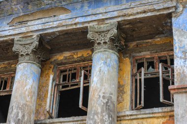 Medic Stadyumu 'nun eski idari binası Almatı' da yıkılan eski bir bina..