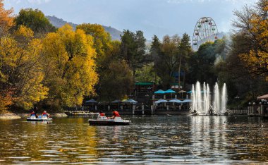 Almaty 'deki kültür ve eğlence parkında sonbahar. 31 Ekim. 2023.