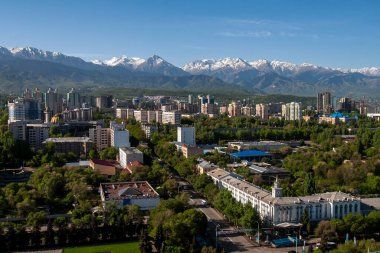 Kazakistan 'ın en büyük metropolü olan Almaty, Trans-Ili Alatau dağlarının eteklerine kurulmuştur. 28.05.2007