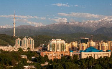 Kazakistan 'ın en büyük metropolü olan Almaty, Trans-Ili Alatau dağlarının eteklerine kurulmuştur. 28.05.2007