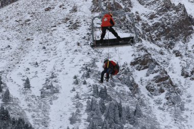 Chimbulak kayak merkezindeki dağlarda acil durum tatbikatları. Çığ düşerse diye. 06.11.2015