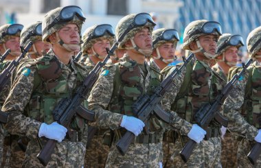 Astana 'da askeri geçit töreni, Kazakistan' ın başkenti. 30.08.2010