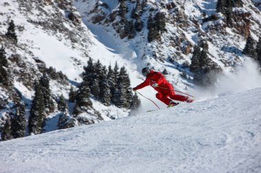 Almaty yakınlarındaki Shymbulak kayak merkezi. Trans-Ili Alatau dağ sırasındaki Medeu Vadisi 'nin üst kısmında yer almaktadır.