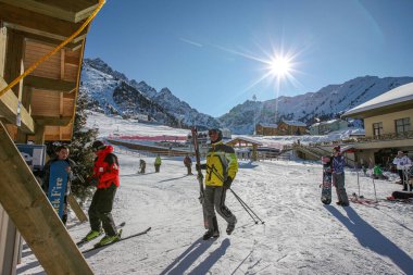 Almaty yakınlarındaki Shymbulak kayak merkezi. Trans-Ili Alatau dağ sırasındaki Medeu Vadisi 'nin üst kısmında yer almaktadır.