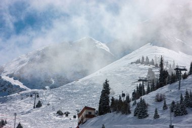 Almaty yakınlarındaki Shymbulak kayak merkezi. Trans-Ili Alatau dağ sırasındaki Medeu Vadisi 'nin üst kısmında yer almaktadır.