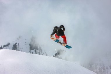 Almaty yakınlarındaki Shymbulak kayak merkezi. Trans-Ili Alatau dağ sırasındaki Medeu Vadisi 'nin üst kısmında yer almaktadır.