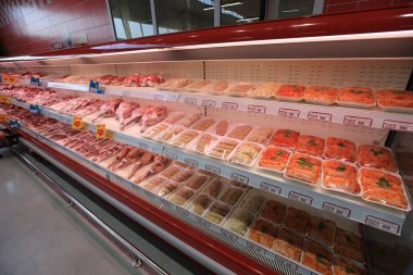 İnsanlar Kazakistan 'ın Almaty kentindeki bir süpermarketten yiyecek satın alıyor. 02.21.2015.