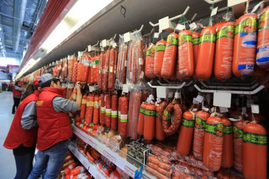 İnsanlar Kazakistan 'ın Almaty kentindeki bir süpermarketten yiyecek satın alıyor. 02.21.2015.