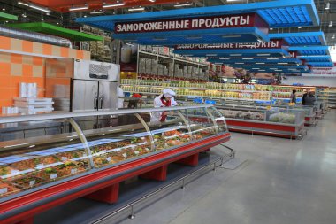 İnsanlar Kazakistan 'ın Almaty kentindeki bir süpermarketten yiyecek satın alıyor. 02.21.2015.
