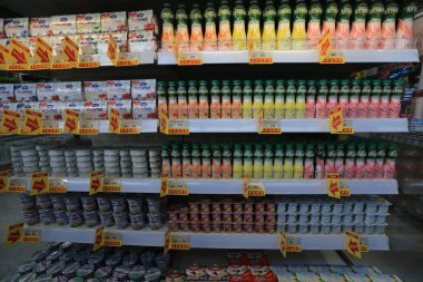 İnsanlar Kazakistan 'ın Almaty kentindeki bir süpermarketten yiyecek satın alıyor. 02.21.2015.