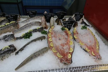 İnsanlar Kazakistan 'ın Almaty kentindeki bir süpermarketten yiyecek satın alıyor. 02.21.2015.