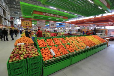 İnsanlar Kazakistan 'ın Almaty kentindeki bir süpermarketten yiyecek satın alıyor. 02.21.2015.