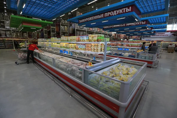 İnsanlar Kazakistan 'ın Almaty kentindeki bir süpermarketten yiyecek satın alıyor. 02.21.2015.