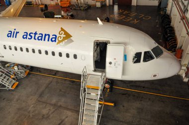 Kazakistan 'daki Almaty Uluslararası Havalimanı' ndaki bir hangarda uçak bakımı. 10.11.2007