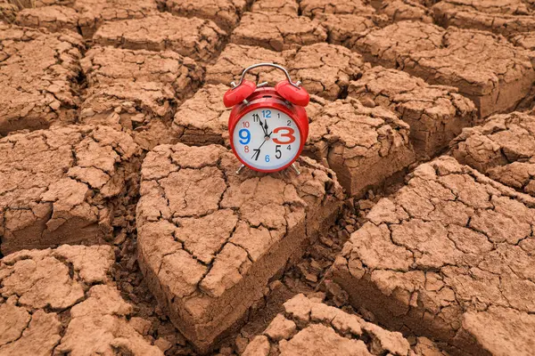 Egy Miniatűr Óra Áll Sivatag Közepén Klímaváltozás Miatt Bolygón Stock Kép
