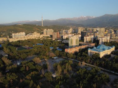 Kazakistan 'ın en büyük metropolü olan Almaty, Trans-Ili Alatau eteklerinde yer almaktadır. 27.07.2022