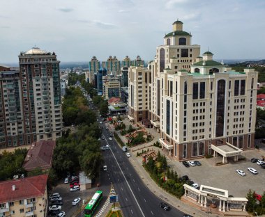 Kazakistan 'ın en büyük metropolü olan Almaty, Trans-Ili Alatau eteklerinde yer almaktadır. 27.07.2022