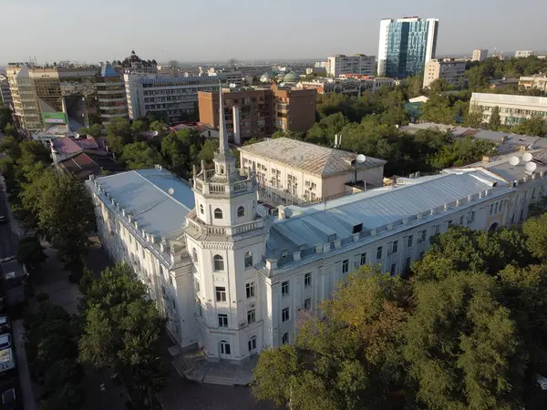 Kazakistan 'ın en büyük metropolü olan Almaty, Trans-Ili Alatau eteklerinde yer almaktadır. 27.07.2022