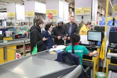 İnsanlar Kazakistan 'daki Almaty' de yeni yıl indirimleri sırasında süpermarketten inşaat malzemeleri satın alıyor. 06.11.2022
