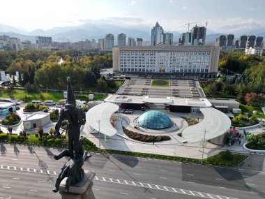 Altın Savaşçı Anıtı, Kazakistan 'ın eski başkenti Almaty' deki Cumhuriyet Meydanı 'nda duruyor..